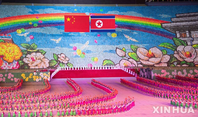 【평양=신화/뉴시스】북한 평양 능라도 5·1 경기장에서 20일 중국과 북한의 우애를 주제로 한 집단체조 및 공연이 펼쳐지고 있다. 시진핑 중국 국가주석 부부는 이날 김정은 국무위원장 부부와 함께 집단체조와 예술공연을 관람했다. 2019.06.21 