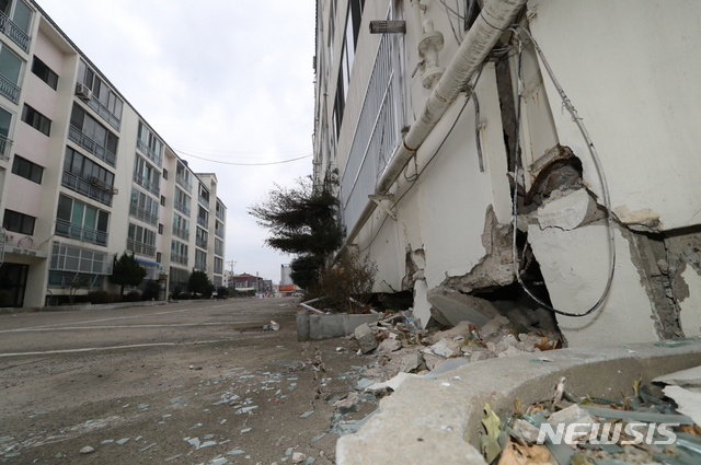 【서울=뉴시스】지진으로 전파 판정받은 공동주택. 모습. (사진=뉴시스 DB)