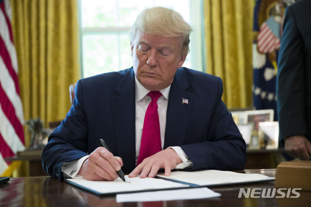 【워싱턴=AP/뉴시스】도널드 트럼프 미국 대통령이 24일(현지시간) 워싱턴백악관에서 이란 최고지도자를 겨냥한 추가제재 행정명령에 서명하고 있다. 2019.06.25  