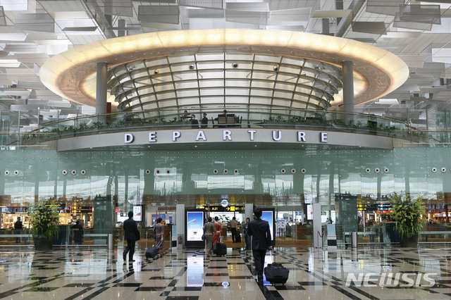 [싱가포르=AP/뉴시스]싱가포르 창이 국제공항의 출국장 모습. 2020.04.09