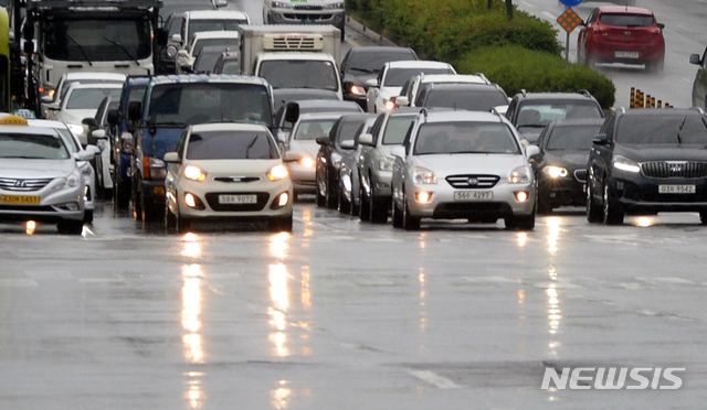 【전주=뉴시스】 김얼 기자= 26일 전북대학교 인근 백제대로를 지나는 차량들이 전조등을 켜고 비가 내리는 도로를 지나고 있다. 2019.06.26.pmkeul@newsis.com
