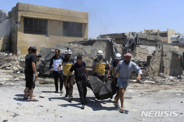 【이드리브(시리아)=AP/뉴시스】시리아 민병대 화이트헬멧이 제공한 사진에서 지난 6월20일 시리아 이드리브 지방 마라트 알누만 마을에서 구급차 한 대가 시리아 정부군의 공습으로 파괴돼 민병대원과 주민들이 시신을 수습하고 있다. 2019.06.27.