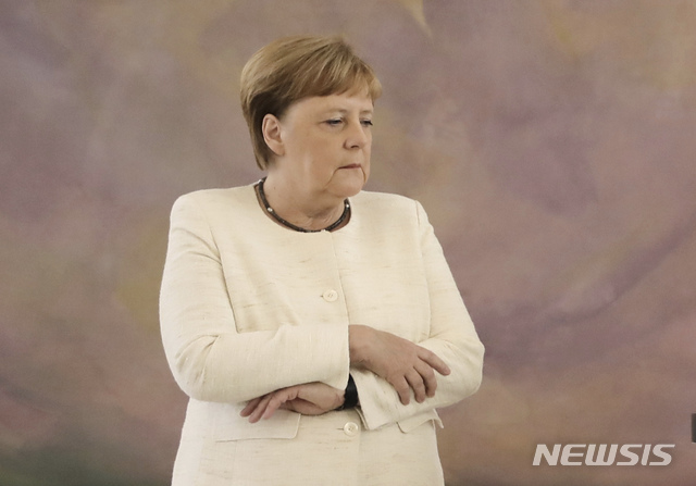 【베를린=AP/뉴시스】앙겔라 메르켈 독일 총리가 27일 베를린에서 크리스티나 람브레히트 신임 법무장관 임명식에 참석하고 있다. 메르켈 총리는 이날 실내에서 열린 임명식에서 또다시 몸을 심하게 떨어 불안한 모습을 보였다. 이는 열흘 사이에 벌써 2번째로 64살 총리의 건강에 대한 우려가 다시 고개를 들고 있다. 2019.6.27