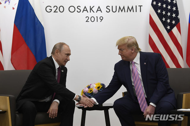  【오사카(일본)=AP/뉴시스】도널드 트럼프 미 대통령(오른쪽)이 28일 주요 20개국(G20) 정상회담이 열리고 있는 일본 오사카(大阪)에서 블라디미르 푸틴 러시아 대통령과 만나 인사를 나누고 있다. 트럼프는 이날 지난 2016년 미국 대선 당시 러시아가 개입했다는 의혹과 관련해 푸틴 대통령에게 "선거에 개입하면 안 된다"며 농담을 했다고 CNN이 보도했다. 2019.6.28 
