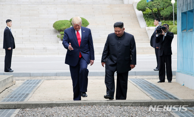 【판문점=뉴시스】박진희 기자 = 도널드 트럼프 미국 대통령과 김정은 북한 국무위원장이 30일 판문점 공동경비구역(JSA) 군사분계선을 넘어 북측으로 갔다 다시 남측으로 넘어오고 있다. 2019.06.30.  pak7130@newsis.com