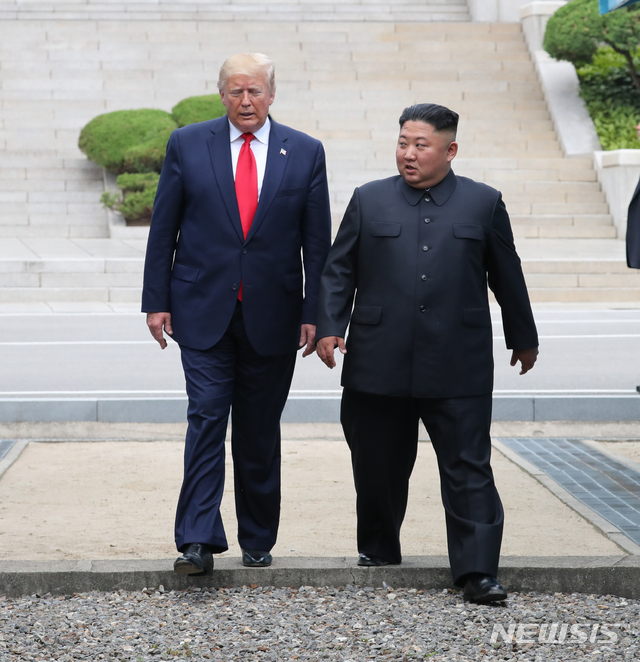 【판문점=뉴시스】박진희 기자 = 도널드 트럼프 미국 대통령과 김정은 북한 국무위원장이 30일 판문점 공동경비구역(JSA) 군사분계선을 넘어 북측으로 갔다 다시 남측으로 넘어오고 있다. 2019.06.30. pak7130@newsis.com