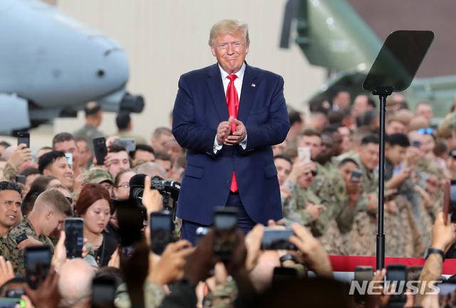 [평택=뉴시스]2019년 6월30일 도널드 트럼프 당시 미국 대통령이 경기 평택시 주한미군 오산 공군기지에 도착해 단상으로 향하는 모습. 2024.04.30.