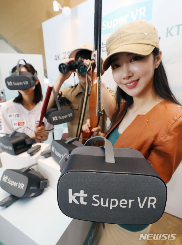 【서울=뉴시스】김진아 기자 = 1일 오전 서울 광화문 KT스퀘어에서 열린 국내 최초 4K 무선 VR서비스 'KT 슈퍼 VR'출시 행사에서 모델들이 4K 초고화질 콘텐츠를 체험하고 있다. 2019.07.01. bluesoda@newsis.com
