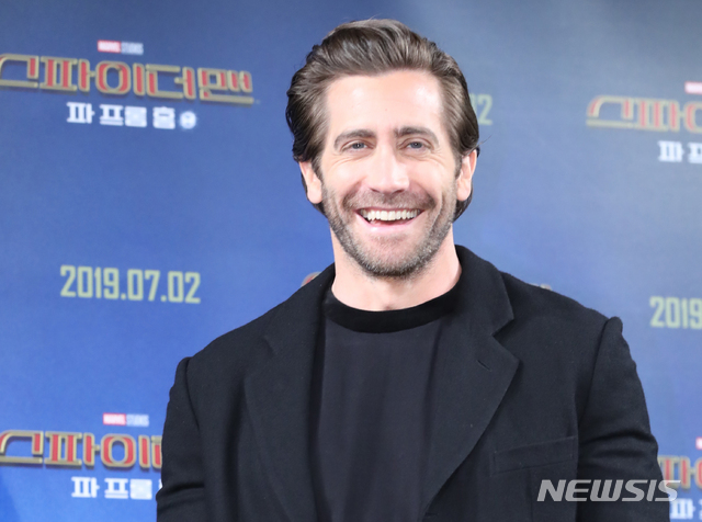 【서울=뉴시스】조수정 기자 = 배우 제이크 질렌할(Jake Gyllenhaal)이 영화 '스파이더맨 : 파 프롬 홈' 내한 기자간담회가 열린 1일 오전 서울 종로구 포시즌스호텔에서 포즈를 취하고 있다. 영화 '스파이더맨 : 파 프롬 홈'은 2일 개봉한다. 2019.07.01. chocrystal@newsis.com