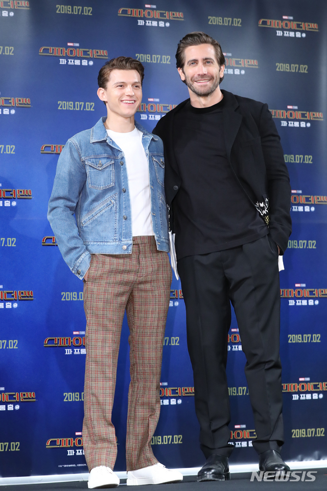 【서울=뉴시스】조수정 기자 = 배우 톰 홀랜드(Tom Holland. 왼쪽), 제이크 질렌할(Jake Gyllenhaal)이 영화 '스파이더맨 : 파 프롬 홈' 내한 기자간담회가 열린 1일 오전 서울 종로구 포시즌스호텔에서 포즈를 취하고 있다. 영화 '스파이더맨 : 파 프롬 홈'은 2일 개봉한다. 2019.07.01. chocrystal@newsis.com