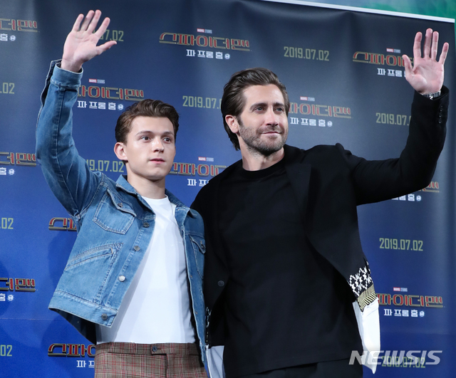 【서울=뉴시스】조수정 기자 = 배우 톰 홀랜드(Tom Holland. 왼쪽), 제이크 질렌할(Jake Gyllenhaal)이 영화 '스파이더맨 : 파 프롬 홈' 내한 기자간담회가 열린 1일 오전 서울 종로구 포시즌스호텔에서 포즈를 취하고 있다. 영화 '스파이더맨 : 파 프롬 홈'은 2일 개봉한다. 2019.07.01. chocrystal@newsis.com