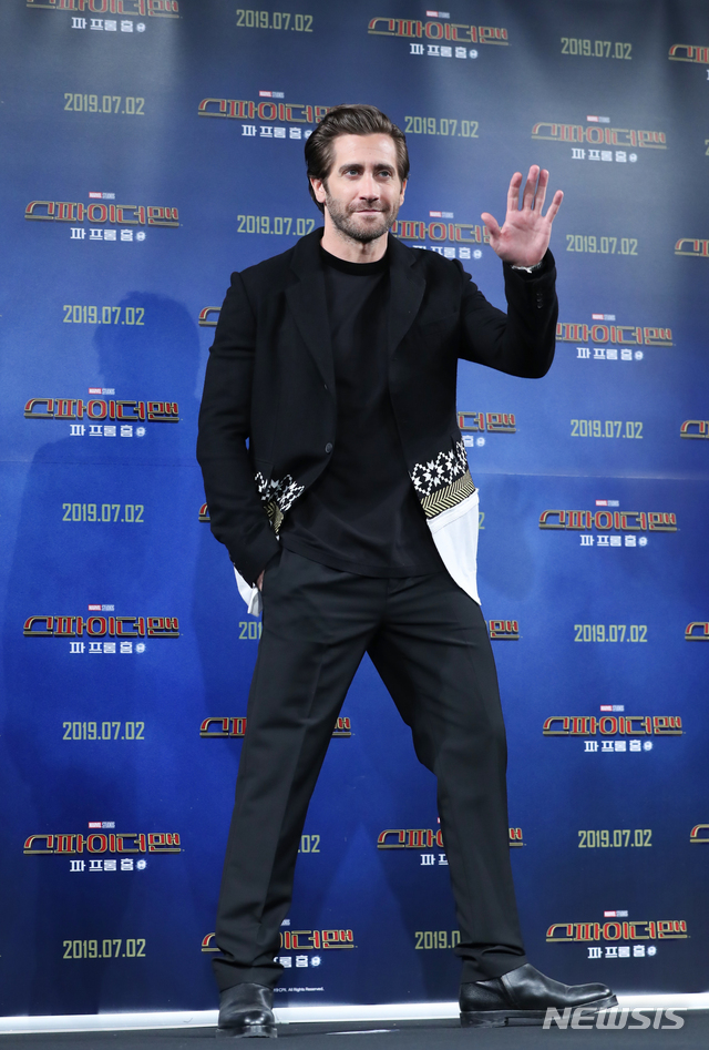 【서울=뉴시스】조수정 기자 = 배우 제이크 질렌할(Jake Gyllenhaal)이 영화 '스파이더맨 : 파 프롬 홈' 내한 기자간담회가 열린 1일 오전 서울 종로구 포시즌스호텔에서 포즈를 취하고 있다. 영화 '스파이더맨 : 파 프롬 홈'은 2일 개봉한다. 2019.07.01. chocrystal@newsis.com