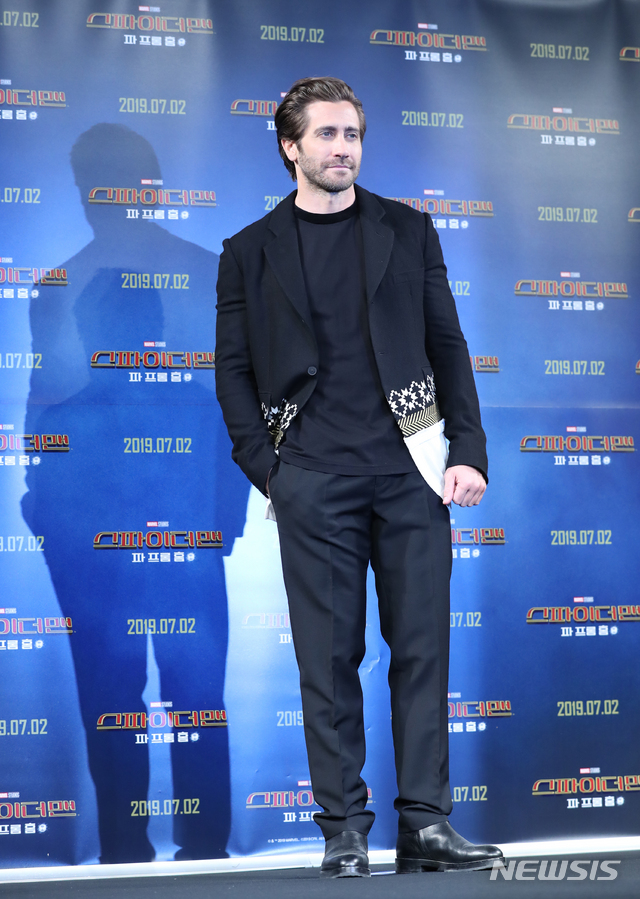 【서울=뉴시스】조수정 기자 = 배우 제이크 질렌할(Jake Gyllenhaal)이 영화 '스파이더맨 : 파 프롬 홈' 내한 기자간담회가 열린 1일 오전 서울 종로구 포시즌스호텔에서 포즈를 취하고 있다. 영화 '스파이더맨 : 파 프롬 홈'은 2일 개봉한다. 2019.07.01. chocrystal@newsis.com