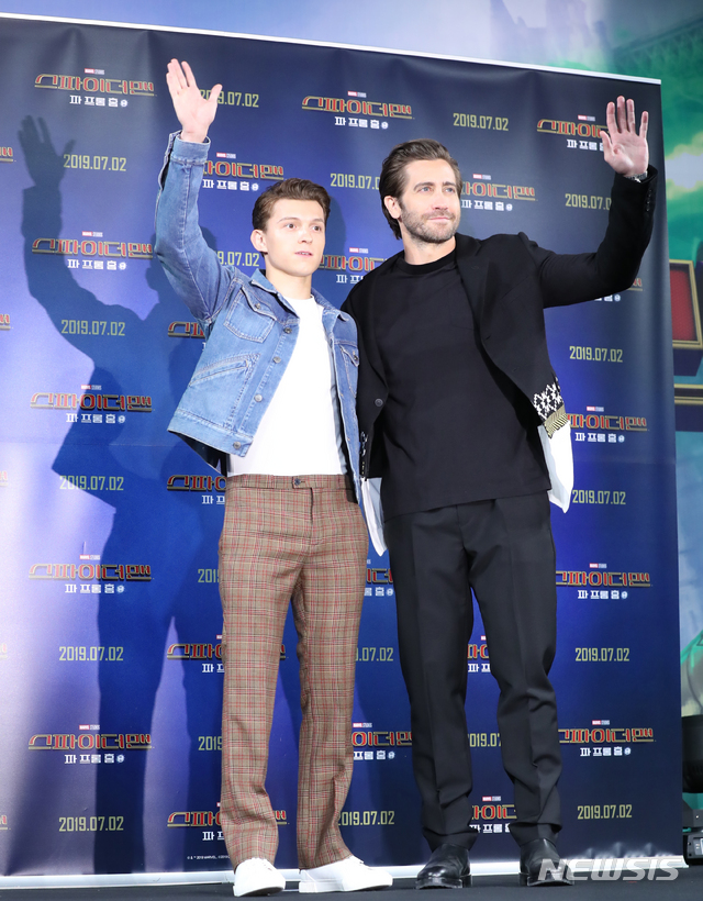 【서울=뉴시스】조수정 기자 = 배우 톰 홀랜드(Tom Holland. 왼쪽), 제이크 질렌할(Jake Gyllenhaal)이 영화 '스파이더맨 : 파 프롬 홈' 내한 기자간담회가 열린 1일 오전 서울 종로구 포시즌스호텔에서 포즈를 취하고 있다. 영화 '스파이더맨 : 파 프롬 홈'은 2일 개봉한다. 2019.07.01. chocrystal@newsis.com