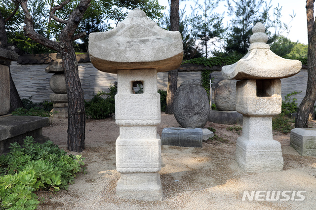 【서울=뉴시스】 이윤청 기자 = 2일 서울 성북구 우리옛돌박물관에서 일본 유출 문화재 환수 기념식이 열렸다. 사진은 환수된 조선후기 팔각지붕 장명등(왼쪽), 조선중기 사각지붕 장명등. 2019.07.02. radiohead@newsis.com