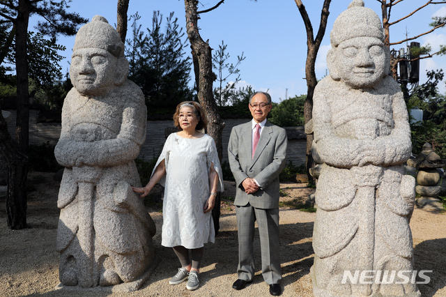 【서울=뉴시스】 이윤청 기자 = 오자와 회계법인 오자와 테리유키 회장 내외가 2일 서울 성북구 우리옛돌박물관에서 열린 일본 유출 문화재 환수 기념식을 마친 후 장군석 앞에서 기념촬영을 하고 있다. 2019.07.02. radiohead@newsis.com