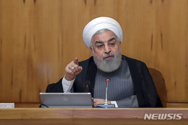【테헤란(이란)=AP/뉴시스】하산 로하니 이란 대통령이 3일 테헤란에서 이란 각료회의를 주재하고 있다. 로하니 대통령은 이날 "이란은 오는 7일부터 그 양이 얼마가 되든 우리가 원하는 만큼 우라늄을 농축할 것"이라고 말했다. 2019.7.3