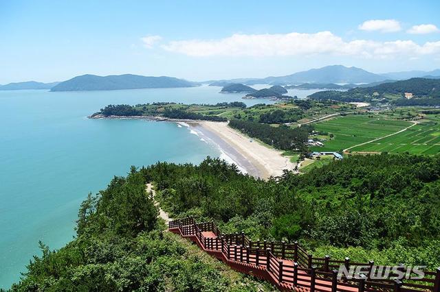 [고흥=뉴시스]김석훈 기자 = 전남 고흥군 남열 해돋이 해수욕장. 2019.07.03. (사진=고흥군청 제공)kim@newsis.com