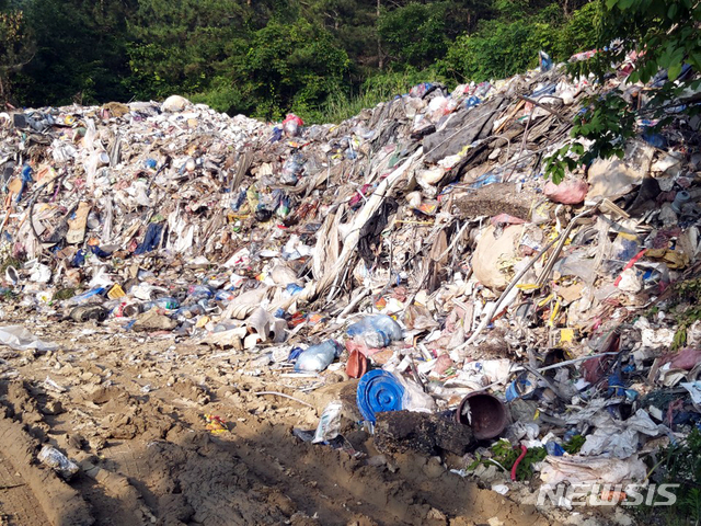 [영암=뉴시스]전남 영암군 서호면의 한 야산에 지난달 버려진 생활폐기물. (사진=뉴시스 DB). photo@newsis.com