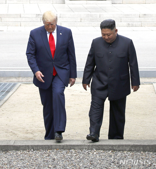 [판문점=뉴시스]도널드 트럼프 당시 미국 대통령과 김정은 북한 국무위원장이 2019년 6월30일 판문점 공동경비구역(JSA) 군사분계선을 넘어 북측으로 갔다 다시 남측으로 넘어오고 있다. 2024.01.31.