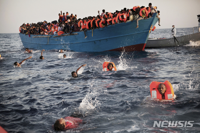 【사브란사( 리비아)= AP/뉴시스】지중해상에서 초과밀 보트에 타고 있다 구조선이 나타나자 옮겨타는 난민들 (2016년 8월 자료사진).  