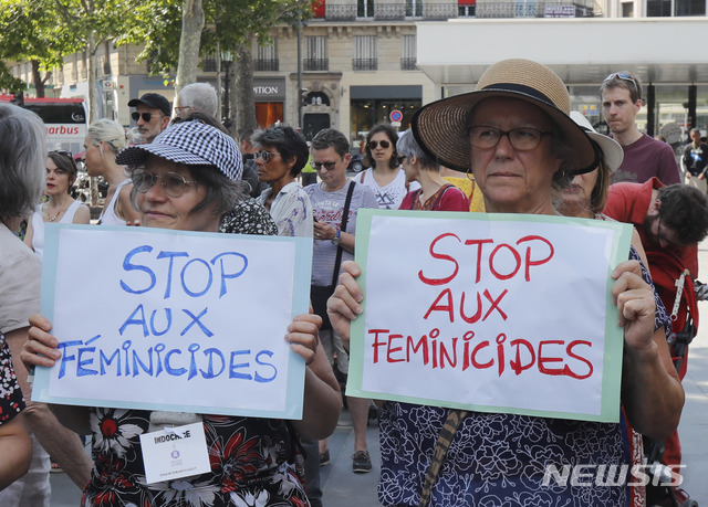 【파리=AP/뉴시스】6일(현지시간) 프랑스 파리에서 여성들이 손팻말을 들고 '여성혐오살인'(femicide) 중단 시위를 벌이고 있다. 페이스북의 한 그룹은 프랑스에서 올해 혐오 범죄로 사망한 여성의 숫자가 70명을 넘어섰다고 밝혔으며 프랑스 정부는 학대당하는 여성들을 보호하는 조치를 가속하겠다고 약속한 바 있다.프랑스 내무부 통계에 따르면 2016년 123명, 2017년 130명의 여성이 남편이나 배우자에 의해 살해당한 것으로 나타났다. 2019.07.07.
