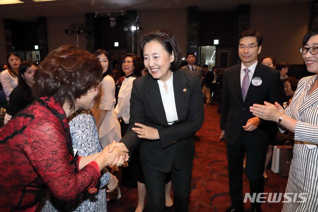 【서울=뉴시스】10일 서울 여의도 중소기업중앙회에서 열린 '제23회 여성경제인의 날' 기념행사에 참석한 박영선 중소벤처기업부 장관이 여성경제인을 격려하고 있다. 2019.07.10. (사진=중소벤처기업부 제공) photo@newsis.com