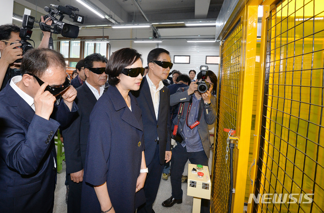【경산=뉴시스】우종록 기자 = 유은혜 사회부총리 겸 교육부 장관이 10일 오후 직업계고 고졸취업 활성화 방안을 위해 경북 경산시 자인면에 위치한 경북기계금속고등학교를 방문, 이성호 교장의 안내를 받으며 용접기술센터를 둘러보고 있다. 2019.07.10. wjr@newsis.com