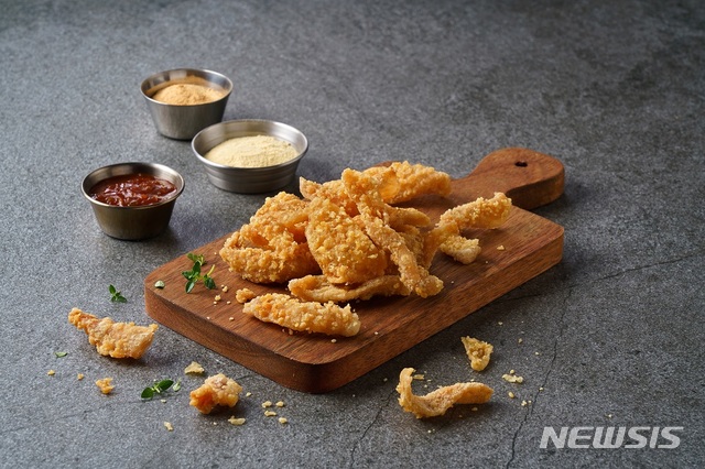 【서울=뉴시스】BBQ가 사이드메뉴로 출시한 닭껍데기 튀김