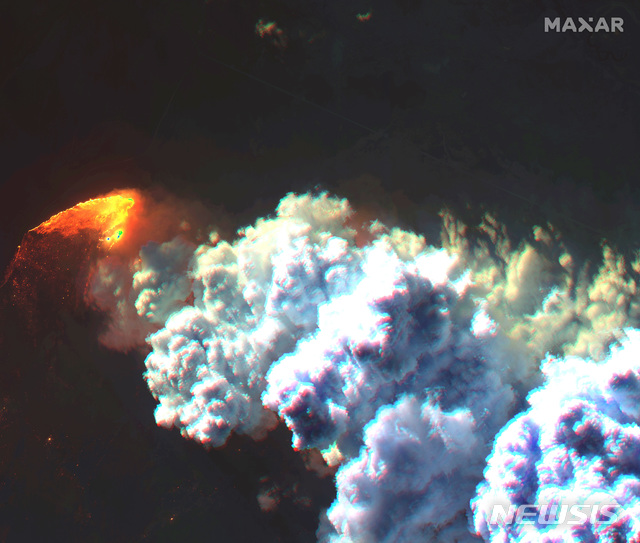 【페어뱅크스( 미 알래스카주)=AP/뉴시스】 지난 달 사상최고의 폭염이 기승을 부리면서 번지고 있는 알래스카주 페어뱅크스 일대의 산불을 위성사진으로 촬영한 광경. ( 막사르 테크놀러지 제공) 