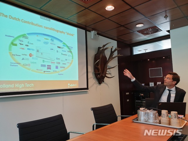 【서울=뉴시스】 네덜란드 정부 관계자가 네덜란드 방위산업에 대해 설명하고 있다. (사진=국방부 공동취재단) 
