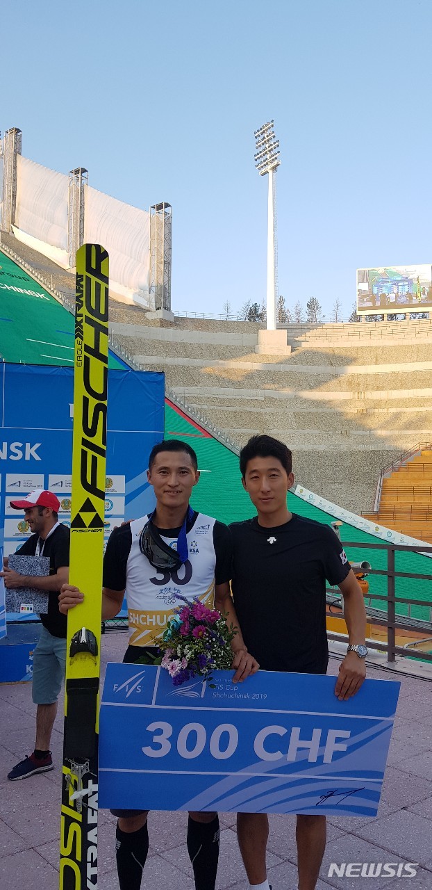 최흥철(왼쪽)과 강칠구 스키점프 국가대표팀 코치