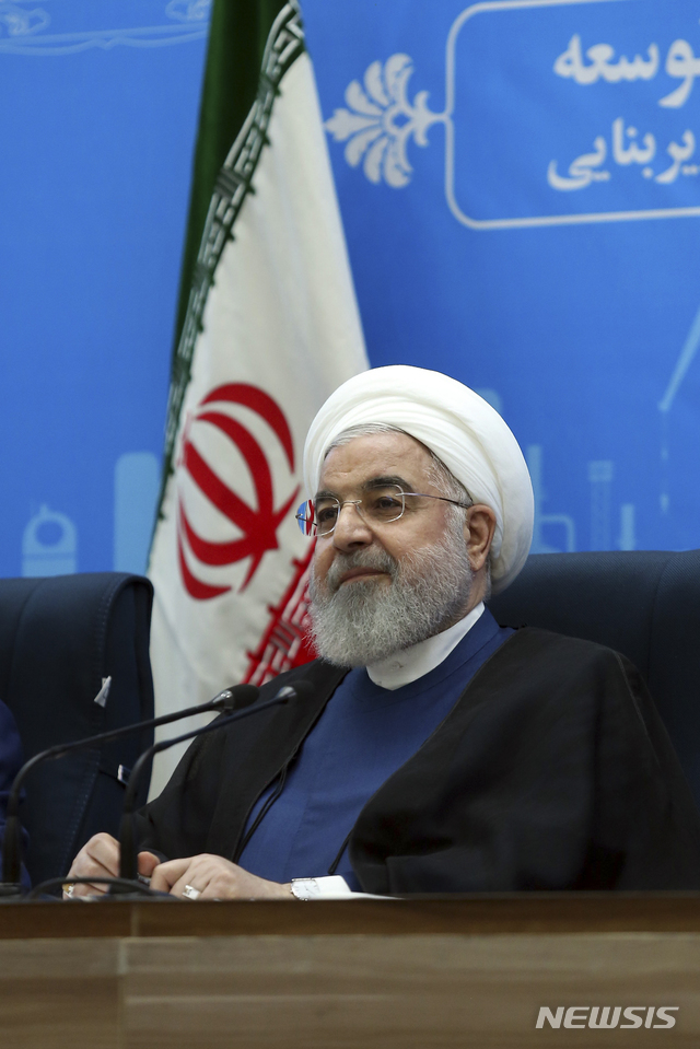 【테헤란(이란)=AP/뉴시스】하산 로하니 이란대통령이 14일(현지시간) 이란 북부의 북부 코라산지역 순시중 회의를 주재하는 장면. 로하니 대통령은 대통령사무실 웹사이트를 통해 공식적으로 미국과 대화의 용의가 있음을 밝히고 있다.   
