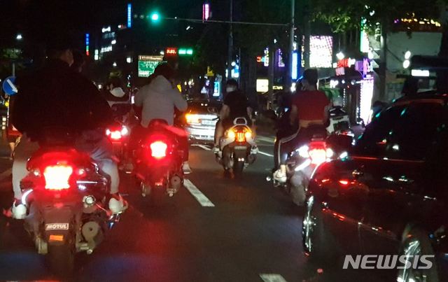 [뉴시스] 저속운행으로 교통운행 등을 방해하는 폭주족. <기사 내용과 직접 관련 없습니다>