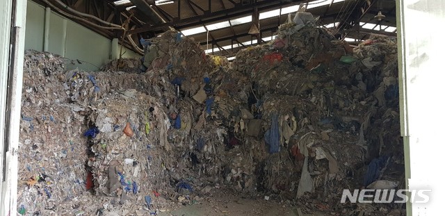 경북 영천시 대창면의 한 공장에 버려진 폐기물 쓰레기. 