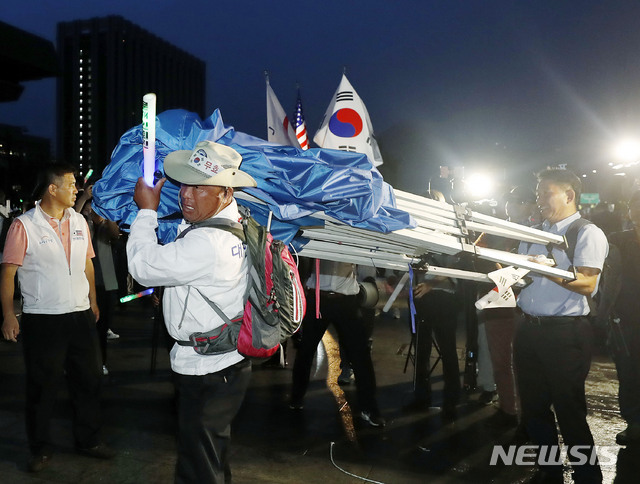 【서울=뉴시스】최동준 기자 = 16일 오전 서울 광화문광장에서 우리공화당 관계자들이 천막을 자진 철거 하고 있다. 2019.07.16. photocdj@newsis.com