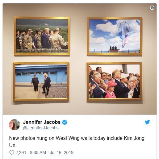 【서울=뉴시스】 미국 백악관 웨스트윙 벽에 15일(현지시간) 새로 걸린 4개의 사진들. 도널드 트럼프 대통령이 지난 6월 판문점을 방문해 김정은 북한 국무위원장이 지켜보는 가운데 북한 땅을 밟는 사진이 걸려있다. <사진출처: 제니퍼 제이컵스 블룸버그통신 기자 트위터> 2019.07.17 