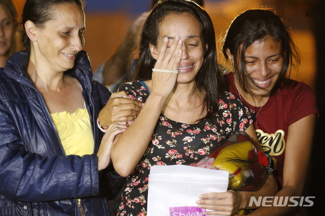 【카라카스(베네수엘라)= AP/뉴시스】 소셜미디어에 마두로 정부 비판글을 올렸다가 6주일간 투옥되었던 베네수엘라의 국립교향악단 클라리넷 연주자 카렌 팔라시오스(가운데)가 16일(현지시간) 석방되어 가족들과 만난 뒤 눈물짓고 있다.  