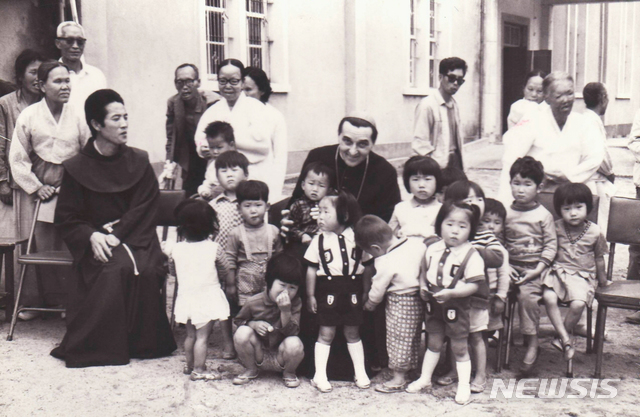 1974년 제3대 교황대사인 루이지 도세나 대주교 방문. 왼쪽은 이재환 라파엘 수사