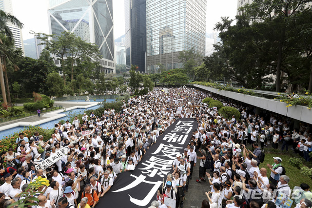 【홍콩=AP/뉴시스】'제도적인 폭력에 반대한다'라고 쓰인 배너를 든 홍콩 노인들이 17일 한 달 넘게 송환법 반대 시위를 계속하고 있는 홍콩 청년들에 대한 지지를 나타내기 위해 행진을 벌이고 있다. 2019.7.17