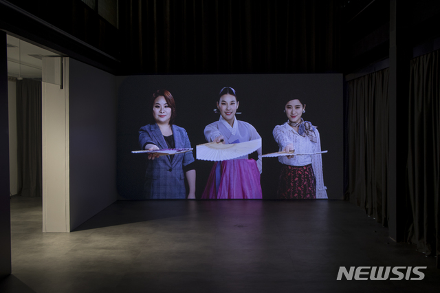 【서울=뉴시스】'그럼에도, 역사는 계속된다' 전시 전경. 사진은 국립현대미술관 제공