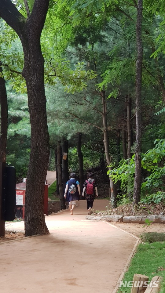 【서울=뉴시스】 강서구 공원 이용객이 황톳길을 산책하고 있다. 2019.07.18. (사진=강서구 제공)