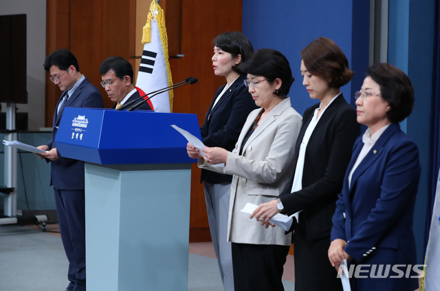 【서울=뉴시스】전신 기자 = 고민정 청와대 대변인과 여야5당 대변인이 18일 청와대 춘추관 대브리핑룸에서 문재인 대통령과 여야 대표 공동 발표문 낭독하며 "일본 정부는 경제보복 조치를 즉시 철회해야 한다"고 밝히고 있다. 2019.07.18. photo1006@newsis.com