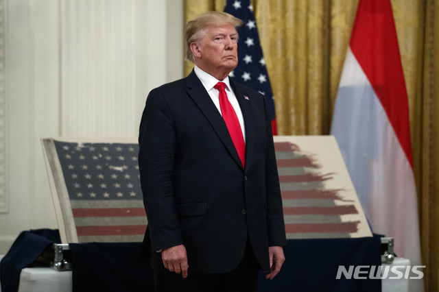 【워싱턴=AP/뉴시스】도널드 트럼프(왼쪽) 미국 대통령이 18일(현지시간) 백악관 이스트룸에서 포즈를 취하고 있다. 2019.07.21.
