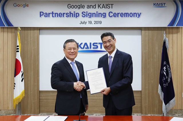 【서울=뉴시스】신성철(왼쪽) 한국과학기술원(KAIST) 총장과 존 리(오른쪽) 구글코리아 사장이 지난 19일 오후 KAIST 대전 본원에서 `KAIST-Google 산학협력 파트너십' 협약식을 체결했다고 21일 밝혔다. (사진=카이스트 제공) 2019.07.21