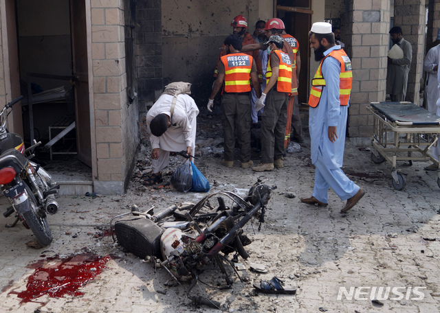 21일 파키스탄 북서부 병원 앞의 자살폭탄 공격후 현장  AP