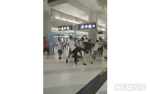 【홍콩=AP/뉴시스】21일(현지시간) 비디오 영상을 캡처한 사진 속에 홍콩 위안랑 지하철역에서 흰옷에 마스크를 쓴 남성들이 시위대가 충돌하고 있다.  이날 귀가 하려던 송환법 반대 시위대가 이들을 목표로 한 것으로 보이는 가해자들로부터 기차역 등지에서 공격을 받는 모습이 동영상에 담겨 홍콩 언론과 SNS 등을 통해 퍼졌다. 2019.07.22.