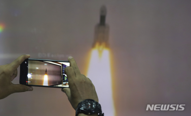 인도의 달 우주선 찬드라야안 2호를 장착한 거대한 발사 로켓 MK3이 22일 성공적으로 발사돼 하늘로 치솟고 있다  AP