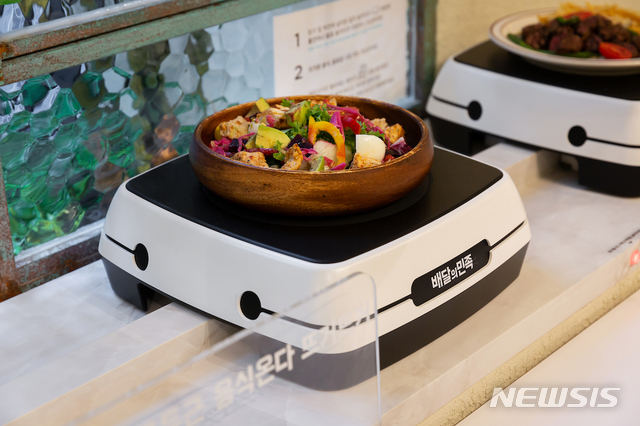 【서울=뉴시스】미래식당 컨셉 메리고키친의 모노레일 서빙로봇