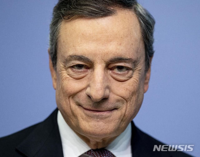 【프랑크푸르트=AP/뉴시스】마리오 드라기 유럽중앙은행(ECB) 총재가 7월25일(현지시간) 독일 프랑크푸르트에서 열린 통화정책회의 이후 기자회견에서 카메라를 보며 웃고 있다. 2019.10.24.